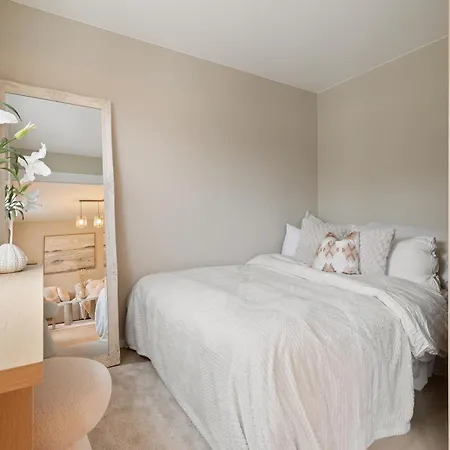 Stylish Newly Renovated In Lejlighed